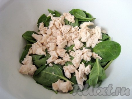 В салатник положить листья шпината, на них сыр тофу и встряхнуть.
