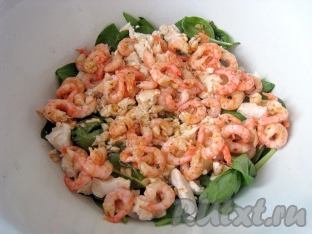 Добавить креветки. Заправкой салата с сыром тофу, креветками и шпинатом будет тот соус, который образовался на сковороде.
