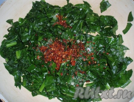 На сковороде нагреть растительное масло, высыпать шпинат и прогреть пару минут, чтобы шпинат уменьшился в объеме.&nbsp;Шпинат посолить по вкусу, добавить сушеные томаты, перемешать. Немного остудить.