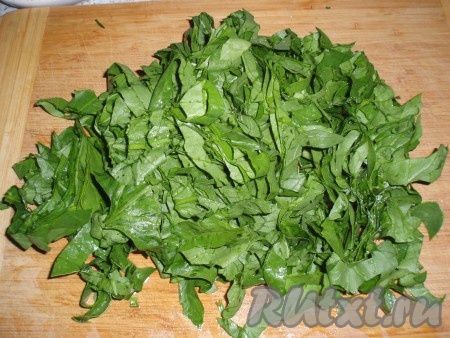 Приготовить начинку. Шпинат тщательно вымыть, обсушить, нарезать на кусочки.