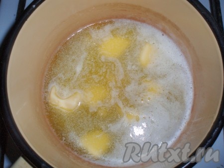 Для приготовления теста сливочное масло растопить.
