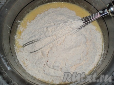 Всыпать муку, смешанную с разрыхлителем.
