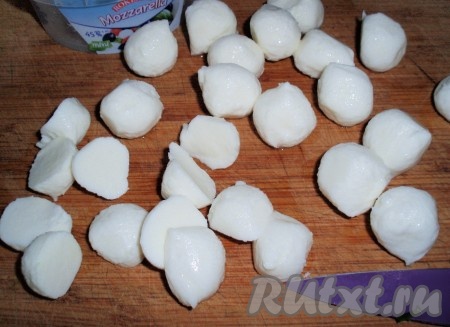 Сыр нарезать на кусочки. Я использовала моцареллу мини, поделила каждый шарик пополам.
