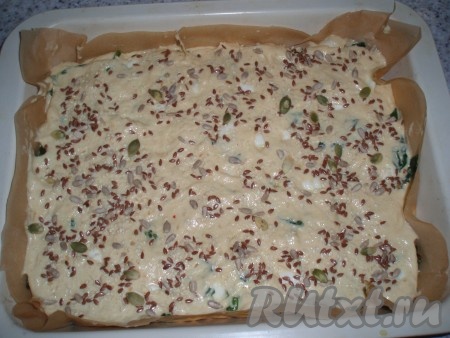 Сверху выложить оставшуюся часть теста. По желанию можно посыпать пирог семенами (у меня была смесь семян для выпечки хлеба).