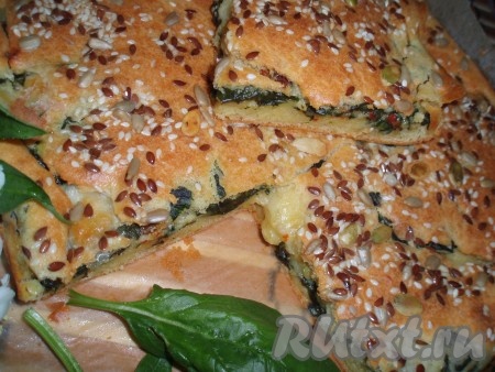 Пирог на кефире со шпинатом и моцареллой вкусен и в горячем, и в остывшем виде.