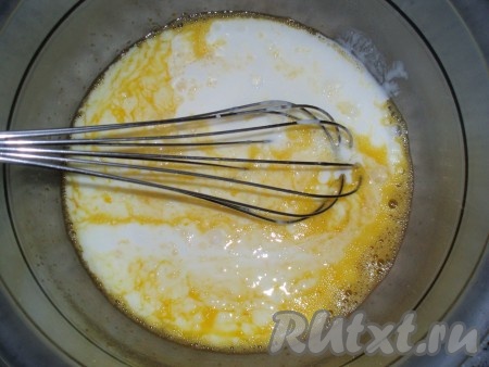 В яичную смесь добавить кефир, продолжая взбивание.

