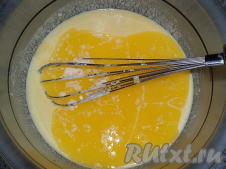 Добавить слегка остывшее растопленное масло.