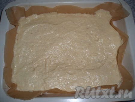 Дно формы для выпечки застелить пергаментом, вылить половину теста.