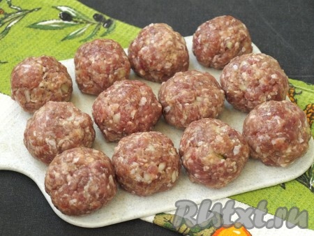 Фарш тщательно перемешать, сделать несколько бросков о стенки миски (т.е. отбить фарш - это необходимо делать непосредственно перед формовкой тефтелей). Сформировать влажными руками тефтели размером с небольшое яблоко.
