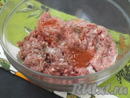В миску выложить 2 вида фарша, добавить чёрный и красный молотые перцы, посолить.