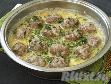 В конце приготовления добавить в сковороду измельчённый укроп и дать блюду настояться.
