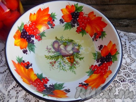 Для приготовления теста слегка подогрейте рассол от помидоров. Его можно использовать и в холодном виде, но в теплом рассоле сахар быстрее растает.