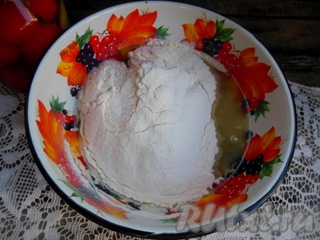 Затем в рассол с сахаром налейте растительное масло, просейте муку, добавьте соду (не гашеную!).
