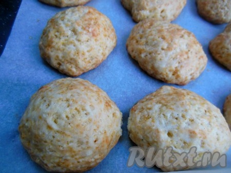 Выпекайте в разогретой духовке при температуре 180 градусов около 20-25 минут. Печётся печенье на помидорном рассоле достаточно быстро, подрумянилось слегка - доставайте из духовки. Если подрумянить больше, печенье будет чуть тверже.
