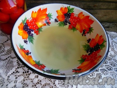 Добавьте в рассол сахар и перемешайте.
