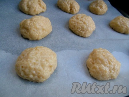 Противень застелите пергаментом. Выкладывайте печенье на противень на некотором расстоянии друг от друга (в процессе выпечки оно увеличится в размере).
