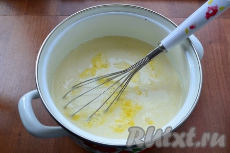 Венчиком хорошо взбить яйца с солью, влить молоко и сливки, хорошенько все размешать.