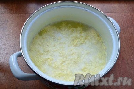 Кастрюлю поставить на средний огонь и, периодически помешивая, довести смесь до кипения. Добавить лимонную кислоту, прогреть еще 1 минуту и выключить газ. Должны получиться хлопья творога, которые отделяются от сыворотки.
