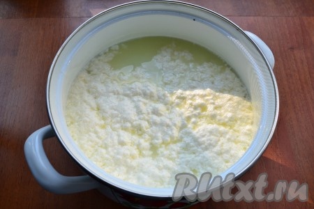 Перемешивать все около 3-4 минут, молоко должно свернуться и творог отделится от сыворотки.
