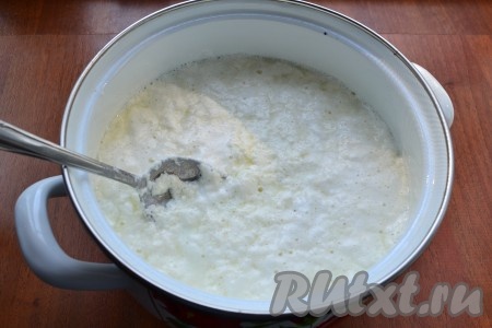 Снять кастрюлю с огня, в молоко влить кефир.