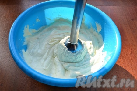 И затем взбить все погружным блендером до однородной, кремообразной массы.
