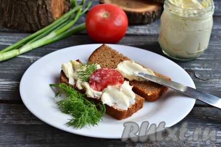 Вкусному и нежному сыру "Филадельфия", приготовленному в домашних условиях, дать полностью остыть и можно использовать, добавляя в него то, что вам нужно. Я добавила в первом случае соль и немного чеснока и использовала сыр для бутербродов.
