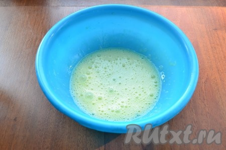 Взбить миксером сырое яйцо с лимонным соком.