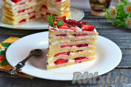 Разрез блинного торта с клубникой.