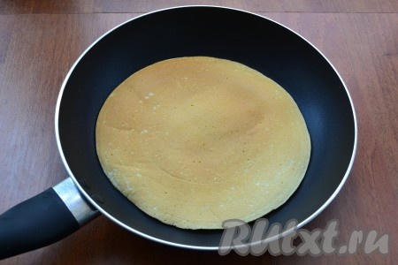 Выпекать блины на разогретой сухой сковороде, выкладывая тесто и размазывая его по диаметру сковороды. Печь блины на среднем огне до румяности с двух сторон.
