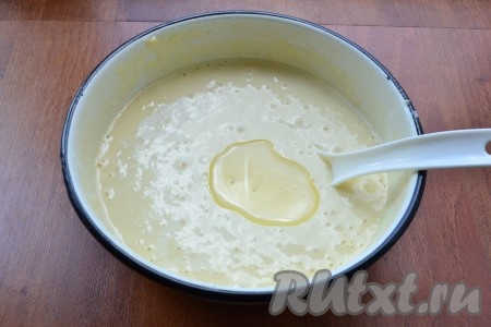 Венчиком все хорошо перемешать, добавить соду, погашенную уксусом или лимонным соком, и растительное масло. Еще раз тесто перемешать до однородности. Тесто должно получиться по консистенции, как жидкая сметана, чуть жиже, чем для бисквита.