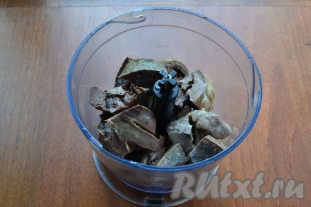 Для приготовления начинки легкое и сердце отварить в подсоленной воде в течение 1-1,5 часов, остудить. Нарезать легкое и сердце кусочками, поместить в чашу блендера.
