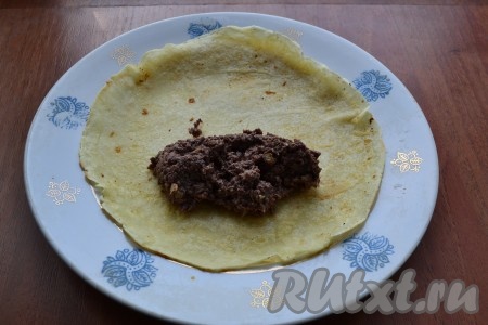 Блины пожарить на чуть смазанной растительным маслом сковороде обычным способом - на среднем огне до румяности с двух сторон. На каждый блин выкладывать по 1-1,5 столовые ложки ливера.
