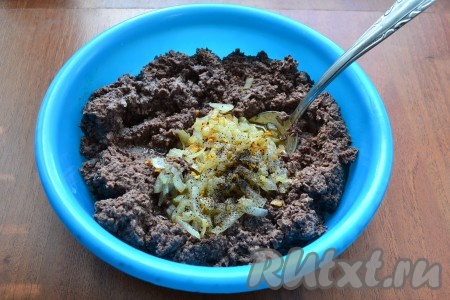 Лук репчатый мелко нарезать и обжарить на смеси растительного и сливочного масел до румяности. Добавить лук в ливер, соль и перец, перемешать.
