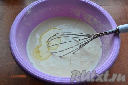 Добавить соду, гашеную уксусом или лимонной кислотой, и влить растительное масло. Все перемешать. Тесто по консистенции получается не слишком жидким.
