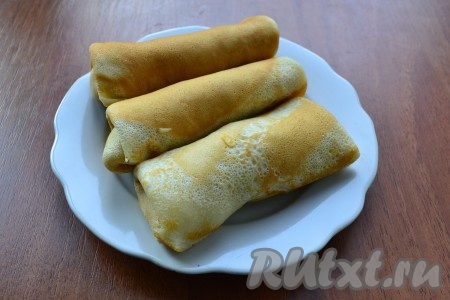 Свернуть блины конвертиками или как вам удобно.
