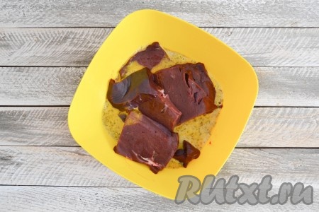 Сразу же в получившуюся смесь выложить нарезанную печень, перемешать.
