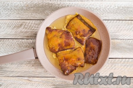 В сковороду влить растительное масло и хорошо разогреть. Снизить огонь к минимуму и выложить печень в один слой. Сразу всю печень выкладывать в сковороду не стоит, она не обжарится, а начнет тушиться, а от этого потеряется красивый, аппетитный вид обжаренной печеночки.