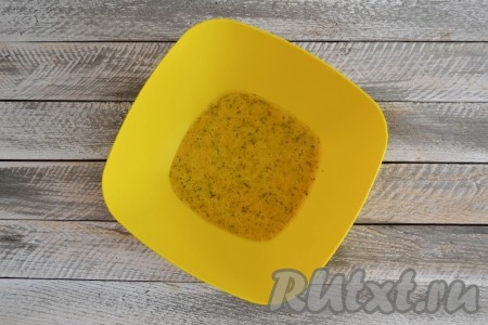 В глубокой миске взбить два яйца с солью и прованскими травами в однородную массу. Всыпать крахмал и еще раз тщательно перемешать. 