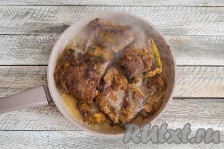 Влить горячую кипяченую воду.
