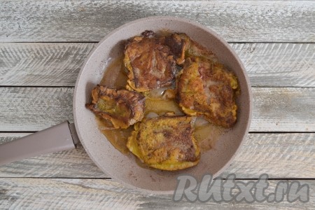 Обжарить накрахмаленную печень на минимальном огне по 3 минуты с каждой стороны (до красивой румяной корочки).
