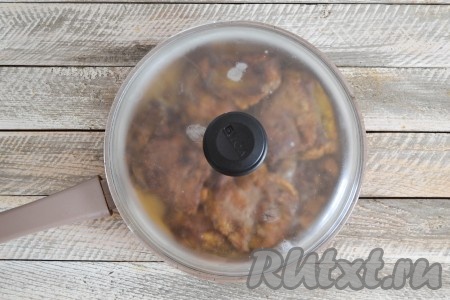 Накрыть крышкой и на слабом огне тушить 20 минут. 