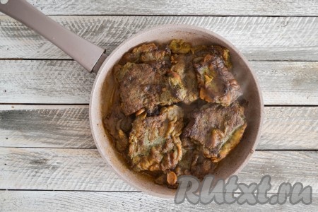 По окончании приготовления выложить аппетитную и вкусную накрахмаленную печень на блюдо и подать на стол.
