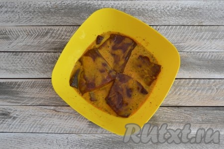 Накрыть миску пищевой пленкой и отправить в холодильник на 1-1,5 часа для маринования. 