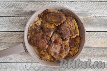 Когда вся печень будет обжарена, сложить ее в сковороду или толстостенную кастрюлю.