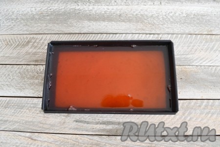 Вылить в форму клубничное желе, когда полностью застынет второй слой (со вкусом киви). И снова отправить в холодильник.