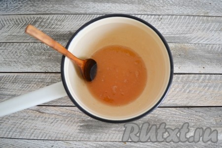 Если остались комочки нерастаявшего желатина, поставьте сотейник на слабый огонь и, помешивая, дождитесь однородности. Не доводите до кипения!
