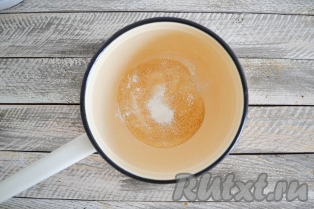 В сотейник всыпать желатин и ванилин.
