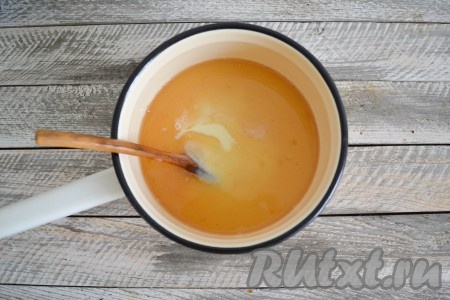 Соединить сгущенное молоко и растаявший желатин.
