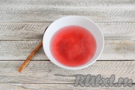 Всыпать в миску пакетик с клубничным желе и залить 300 мл кипятка, перемешать до однородности.
