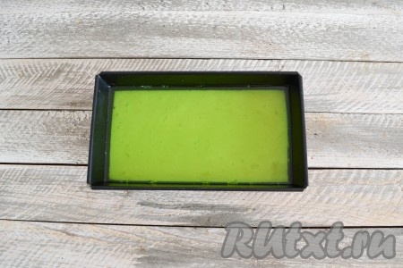 Когда желе из сгущенки застынет, вылить поверх него подготовленное желе со вкусом киви и снова отправить в холодильник.
